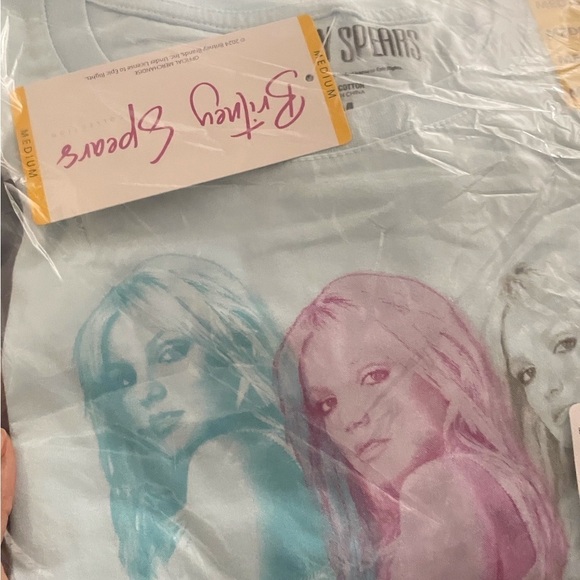 Britney Spears Licensed Band Tee - Picture 3 of 6